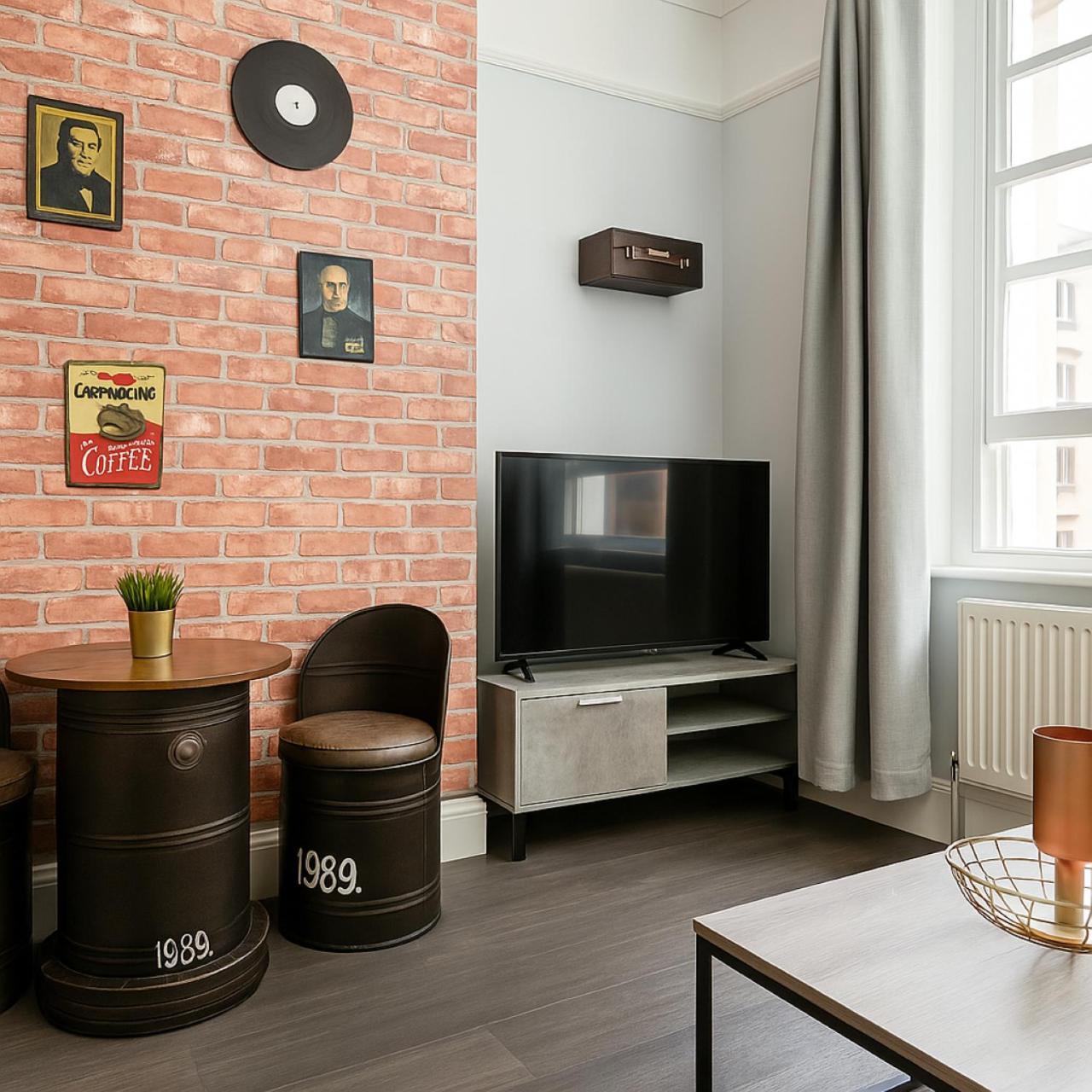 1 Bed In Victoria Apartment